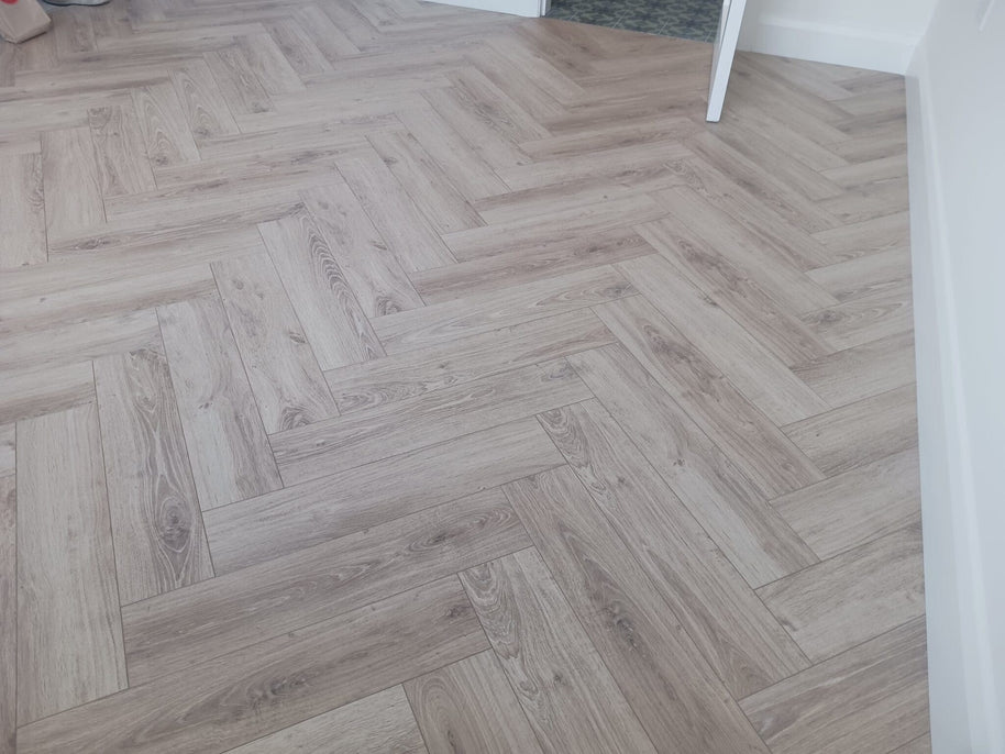 Parquet Stratifie 12mm Group THYS Empire Herringbone 162 Oak Galway