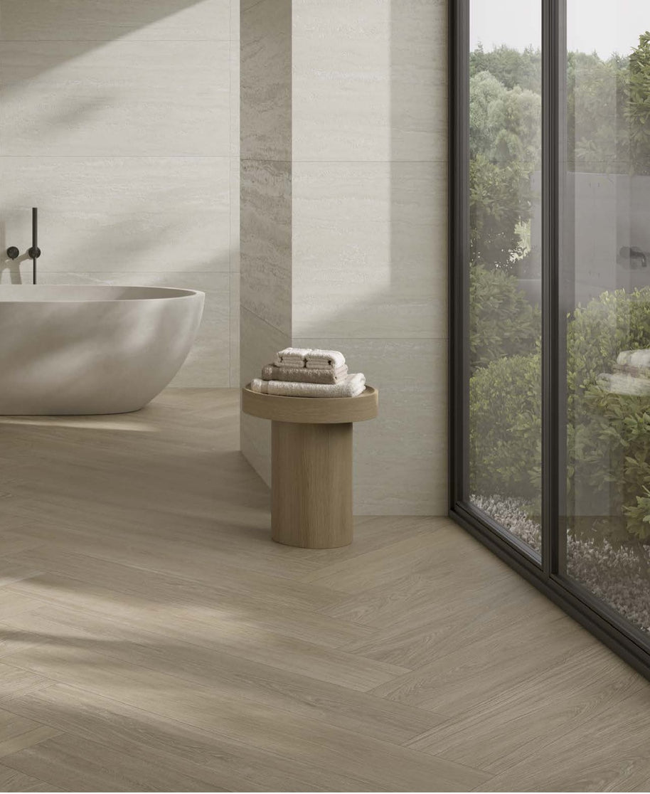 Ambiance FANAL : Travertino Marfil 3Dsoft au mur, associé à Livo Oak au sol